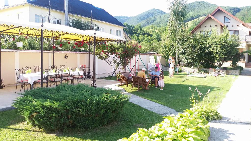 Pensiunea Boema Piatra Neamţ Esterno foto